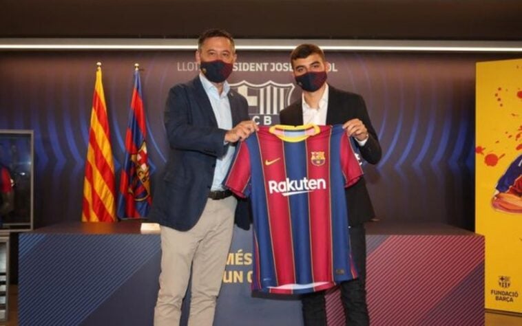 FECHADO - O Barcelona apresentou o jovem Pedro González, conhecido como Pedri, de apenas 17 anos. O meia, que foi contrato junto aos Las Palmas ainda em 2019, se transferiu somente agora e já falou como novo jogador blaugrana. O espanhol disse que torce pela permanência de Messi.