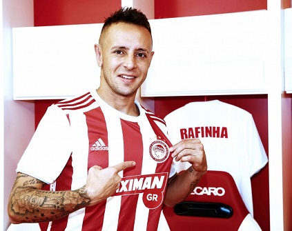 FECHADO - O Olympiacos, da Grécia, anunciou oficialmente a contratação do lateral-direito Rafinha, que deixou o Flamengo recentemente. O contrato do jogador com os gregos será de duas temporadas, até 2022. O brasileiro vestirá a camisa 13, número que o acompanha na carreira.