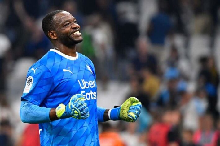 FECHADO - O Olympique de Marselha anunciou a renovação de contrato do goleiro Steve Mandanda por mais quatro temporada. Aos 35 anos, o goleiro francês estendeu seu vínculo até junho de 2024. O anúncio foi feito nesta quarta-feira através do site oficial do clube do sul da França.