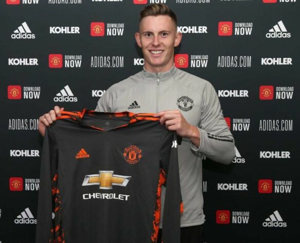 FECHADO - O Manchester United anunciou, nesta quarta-feira (26), a renovação de contrato de Dean Henderson. O goleiro, que estava emprestado ao Sheffield United, assinou um novo vínculo até 2025.