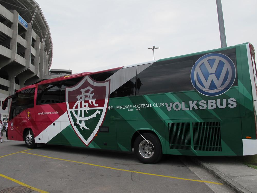 O Fluminense também apostou nas suas cores tricolores e carrega seu escudo no ônibus da equipe.