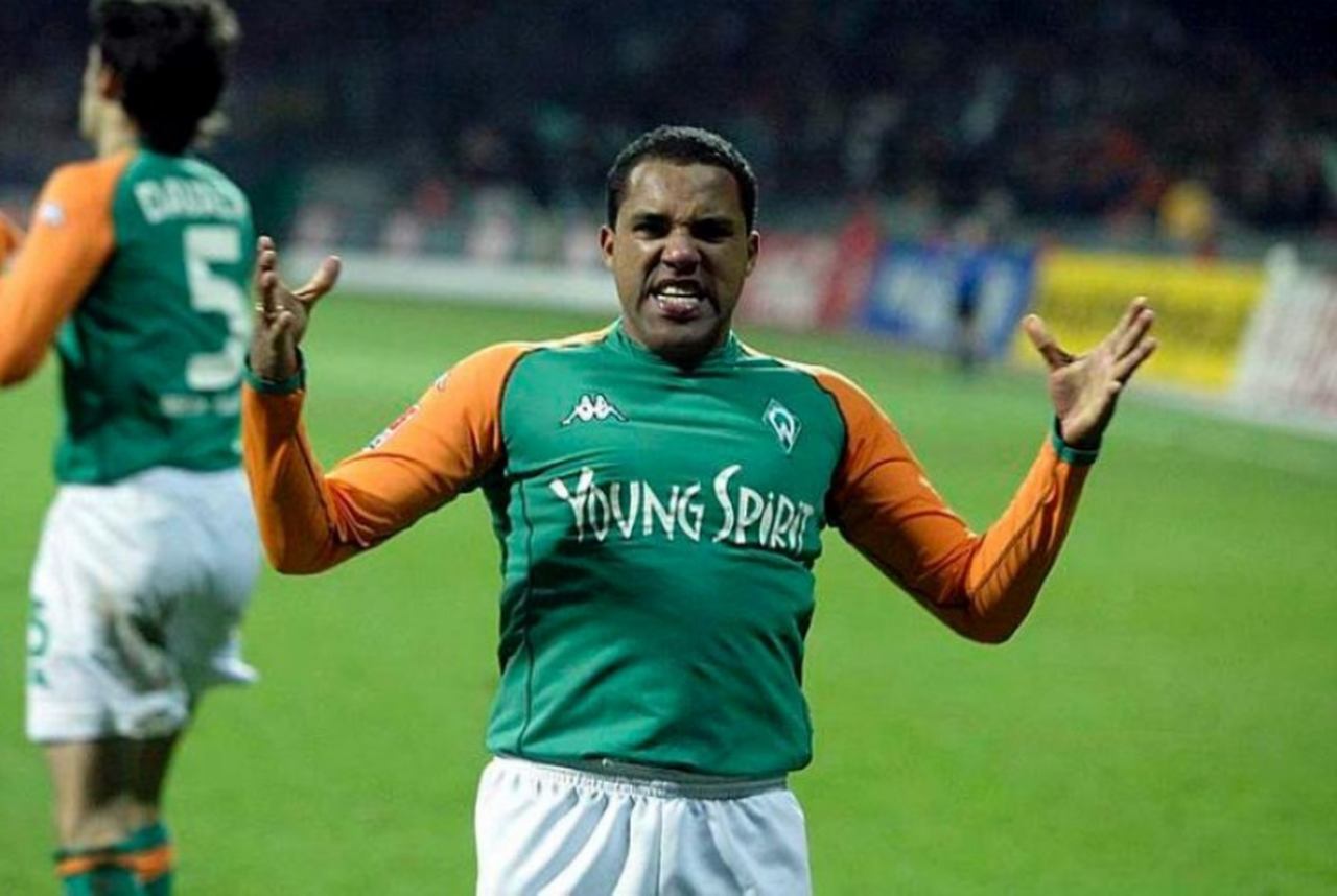 Um dos maiores ídolos da história do Werder Bremen, o brasileiro Ailton foi o primeiro estrangeiro a ser escolhido como melhor jogador da Bundesliga, em 2004. Entretanto, gastos exagerados acabaram custando o patrimônio do ex-atacante, que perdeu praticamente todo o seu dinheiro conquistado na carreira. No auge, ele chegou a pagar 100 mil euros mensais em roupas.