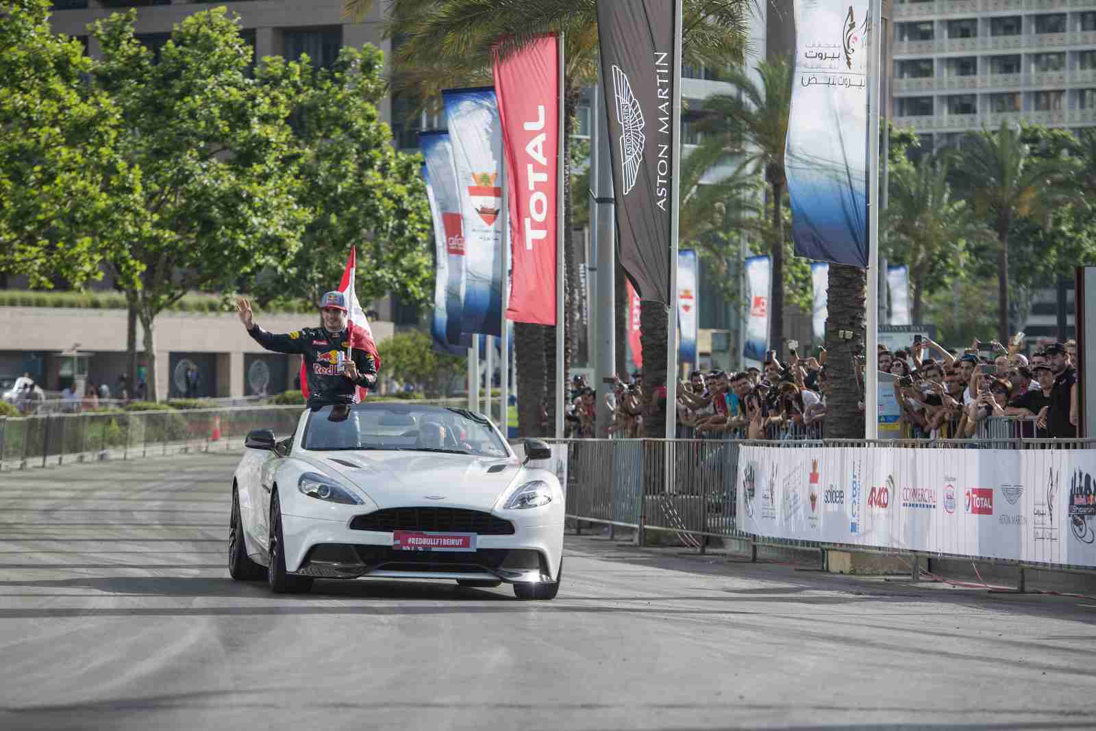 Aqui, Sainz aparece desfilando em carro aberto