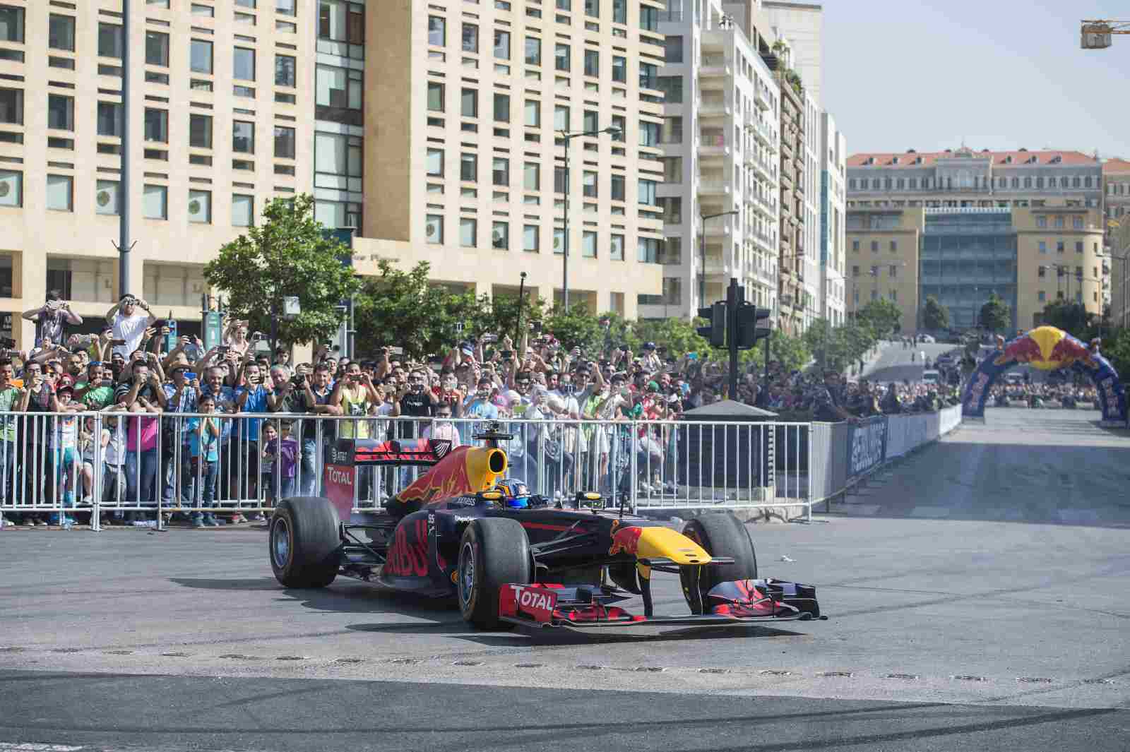 No início dos anos 2000, houve a intenção de construir um circuito de corrida em Beirute, com o objetivo de atrair um Grande Prêmio de Fórmula 1 para a região. No entanto, os planos nunca foram concretizados. A área atingida pela explosão, inclusive, foi onde ocorreu um demonstração da Red Bull Racing, em 2016, por Carlos Sainz, atualmente na McLaren.
