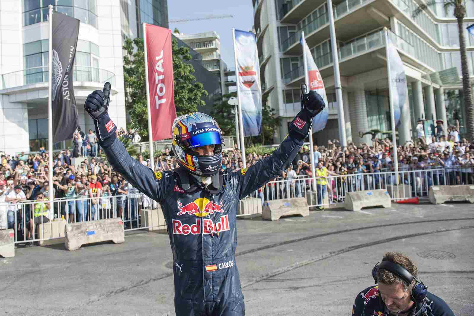 Sainz acena para o público na região hoje afetada pela explosão