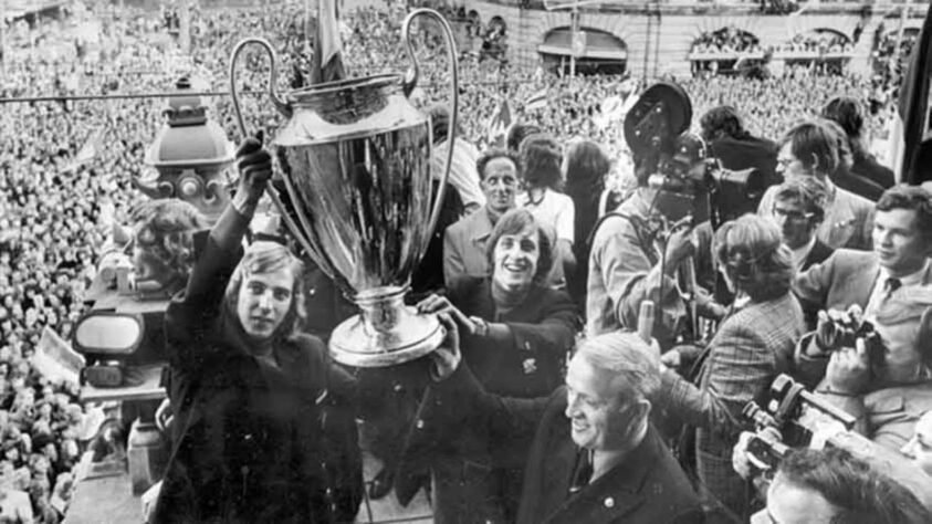 Ajax - 1972 - Cinco anos depois da primeira Tríplice Coroa, foi a vez do Ajax se consagrar soberano. Foi o segundo título consecutivo de uma série que culminaria no tricampeonato do clube (1970-71, 71-72 e 72-73). Mas, apenas a segunda conquista veio junto das competições nacionais.