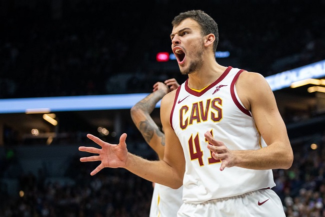 Reviravolta para ex-pivô do Cavaliers – Depois de ser dado como reforço certo do Real Madrid, Ante Zizic não vai mais para o basquete espanhol. O ex-jogador do Cleveland Cavaliers, muito disputado no cenário Europeu, está a caminho da Israel e assinará vínculo com Maccabi Tel Aviv nos próximos dias. 