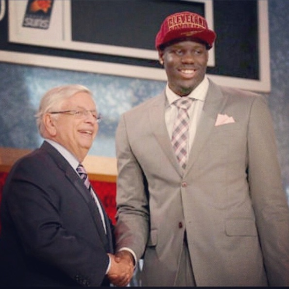 1- Anthony Bennett – 151 jogos, 4.4 pontos, 3.1 rebotes, 39.2 FG%. Quatro times em quatro anos, foi primeira escolha do draft de 2013 e simplesmente por não conseguir se encaixar na NBA. Bennett é daqueles casos de jogadores presos entre duas posições. Pesado para ser ala e baixo para ala-pivô, ele foi a pior escolha de todos os tempos