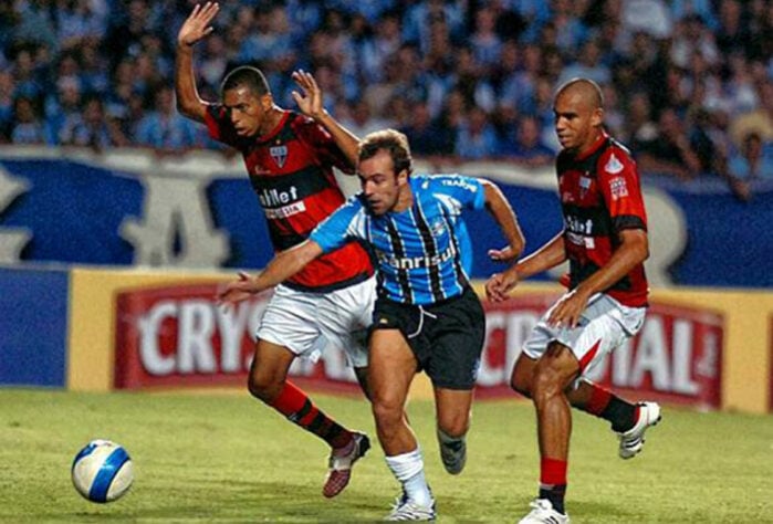 Então na Série C, o Atlético-GO aprontou para cima do Grêmio na Copa do Brasil de 2008. Após uma vitória no jogo de ida por 2 a 1 e um revés na volta, o Dragão levou a melhor nos pênaltis, em duelos válidos pela segunda fase.