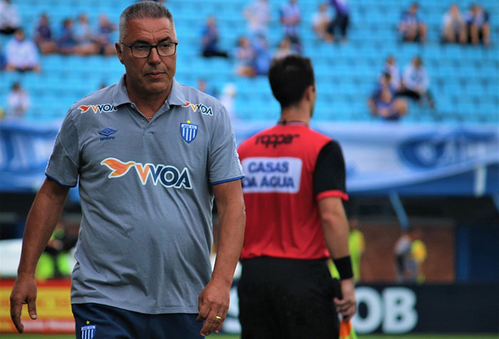 Outro técnico que teve portas abertas no futebol brasileiro graças ao "Efeito Jorge Jesus" foi AUGUSTO INÁCIO.  Mas o treinador não resistiu ao início de temporada ruim do Avaí e foi demitido após sete partidas.
