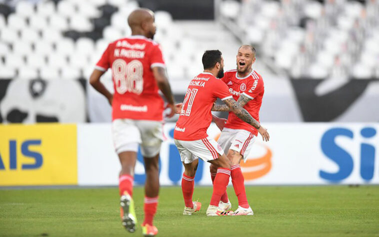 INTERNACIONAL | SOBE: Galhardo iluminado. A equipe dirigida por Eduardo Coudet fez uma boa partida, com muita movimentação, e letal nas chances que teve durante o primeiro tempo. Thiago Galhardo é o melhor jogador do Inter no ano, e com um gol e uma assistência foi a grande destaque da partida. Lúcido, bom finalizador, e com visão de jogo, ele é o artilheiro do Brasileirão. / DESCE: Espaços defensivos. Apesar da boa atuação, a defesa deu espaços pelo lado direito do ataque do Glorioso em alguns momentos da partida, Com isso, Babi, melhor jogador do Botafogo no jogo, teve espaço para construir jogadas de perigo, mas dois gols foram anulados pelo árbitro. 