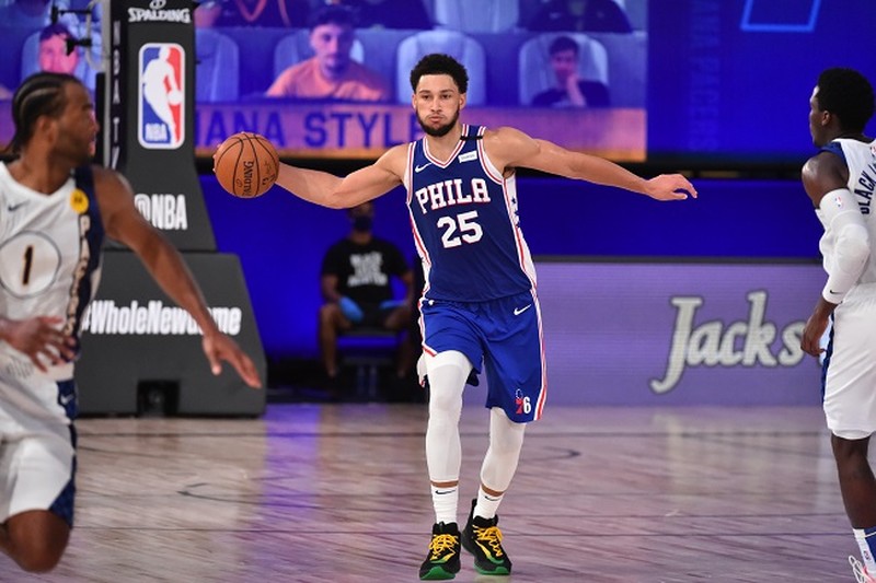 O agora ala-pivô Ben Simmons (Philadelphia 76ers) teve boa atuação, apesar da derrota para o desfalcado Indiana Pacers na noite de sábado. Simmons obteve 19 pontos, 13 rebotes e quatro assistências, mas não arremessou de três mais uma vez. O atleta iniciou os amistosos na Flórida com um acerto em duas tentativas, mas não arriscou desde então