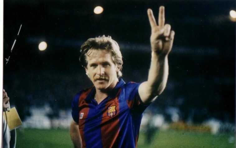 BERND SCHUSTER - Um dos maiores meias do futebol alemão, Bernd Schuster fechou com o Barcelona em 1980. Ficou oito anos no clube sendo alçado na condição de ídolo. Mas entrou em rota de colisão com o presidente Josep Lluís Núñez, uma vez que reclamava que o Barça não havia cumprido alguns compromissos financeiros. Conseguiu rescindir contrato e foi reforçar justamente o rival Real Madrid.