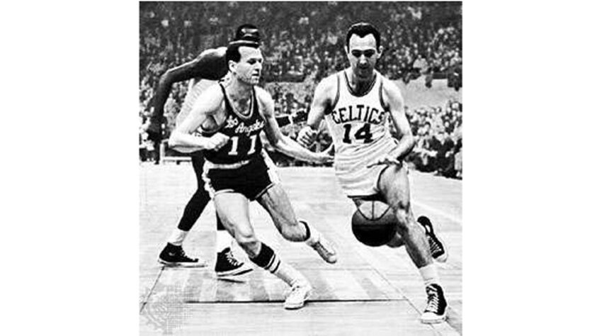 12- Bob Cousy (seis títulos): O ex-armador liderou o Celtics no primeiro título da sua história, em 1957, ano em que também foi eleito o MVP da temporada. Enquanto que Bill Russell foi notadamente o melhor jogador defensivo daquele time histórico de Boston, Bob Cousy era inegavelmente o cérebro do time no ataque.