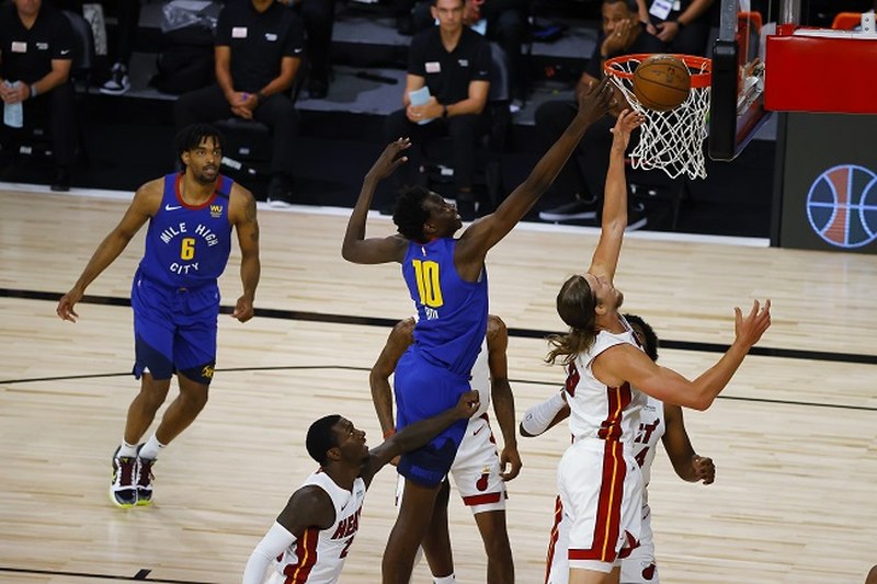 O ala-pivô Bol Bol (Denver Nuggets) finalmente fez sua estreia na temporada. Após não participar de toda a campanha, por lesão, o atleta foi bem nos amistosos na Flórida, mas começou no banco de reservas. O filho de Manute Bol ficou em quadra por 12 minutos e produziu cinco pontos e quatro rebotes