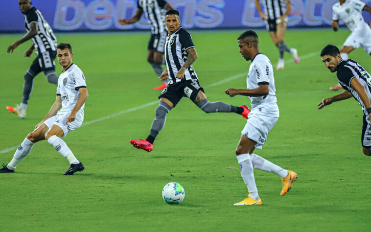 ATLÉTICO-MG - SOBE - HYORAN - Foi o jogador mais perigoso do Galo, distribuindo jogadas e arriscando finalizações. Em diversos momentos, fez a zaga do Botafogo passar por apuros com seus cruzamentos e suas tabelas com Arana. DESCE - MARRONY - O atacante, que vinha em bom momento no Galo, teve atuação discreta no duelo no Nilton Santos. Além de não surgir como opção com frequência, tropeçou na única chance clara que teve para marcar.