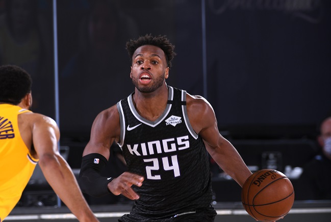 Buddy Hield de saída de Sacramento? – Não é mais segredo para ninguém que o ala-armador de 27 anos está interessado em deixar o Sacramento Kings. Ele deixou isso claro na entrevista de encerramento da temporada, dizendo apenas que “quem o conhece sabe o que sente” ao falar sobre seu papel no time. 