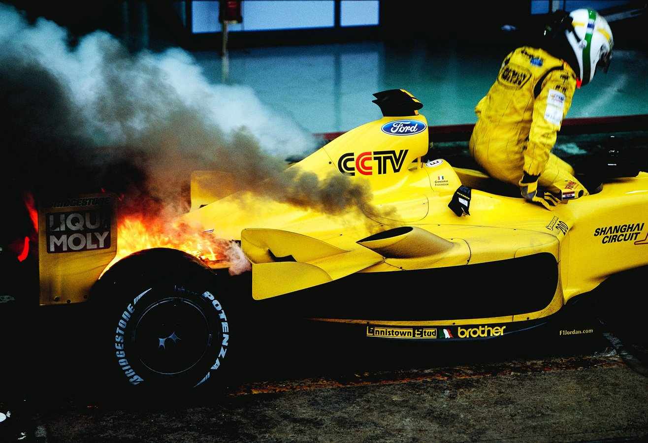 O GP do Brasil de 2003 teve uma grande confusão: por conta de uma bandeira vermelha, a vitória foi dada a Kimi Räikkönen quando deveria ser de Giancarlo Fisichella - que ainda teve sua Jordan pegando fogo