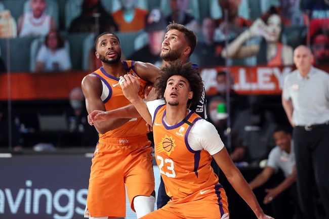 O calouro Cameron Johnson (Phoenix Suns) foi titular mais uma vez e obteve 19 pontos e 12 rebotes no triunfo sobre o Dallas Mavericks. Johnson ainda distribuiu quatro assistências e converteu quatro cestas de três em oito tentativas. No embate, ele superou sua melhor marca em rebotes e igualou em passes decisivos na carreira