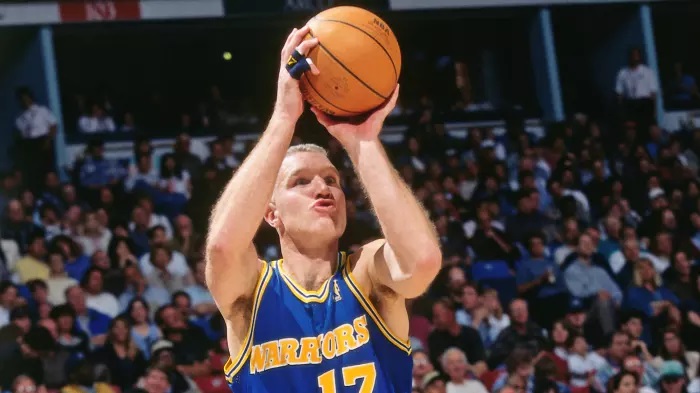 11 - CHRIS MULLIN – Canhoto, rápido e habilidoso, o ex-jogador de Golden State Warriors e Indiana Pacers tinha como principal arma os arremessos de três pontos. Integrante do Hall da Fama e também do “Dream Team” de 1992, Mullin registrou aproveitamento de 38% do perímetro