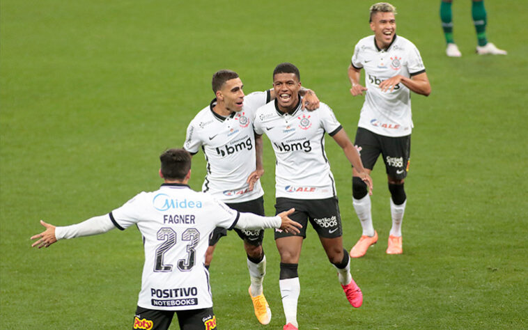 O Corinthians enfim conquistou sua primeira vitória no Campeonato Brasileiro ao bater o Coritiba por 3 a 1, na noite desta quarta-feira, em sua Arena. O Timão teve Léo Natel, Jô e Gustavo Mosquito como autores dos gols em casa. O meia chileno Araos também foi bem. Confira as notas do Corinthians no LANCE! (por Gabriel Santos)