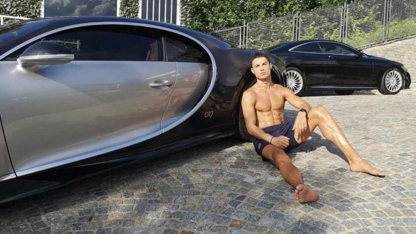Cristiano Ronaldo possui uma coleção de carros, mas se destacou ao desembolsar 8 milhões de euros para adquirir um dos 10 modelos da Bugatti Centodieci.