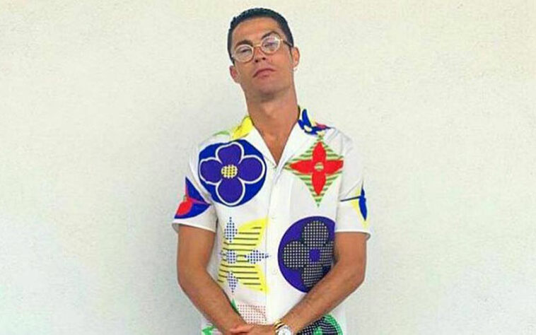 Cristiano Ronaldo também chama atenção para seu modo de se vestir. O craque opta por roupas de marcas famosas e caras para desfilar fora do campo em aparições públicas. Nesta foto, CR7 aparece vestindo um modelo que vale em torno de 8 mil reais.