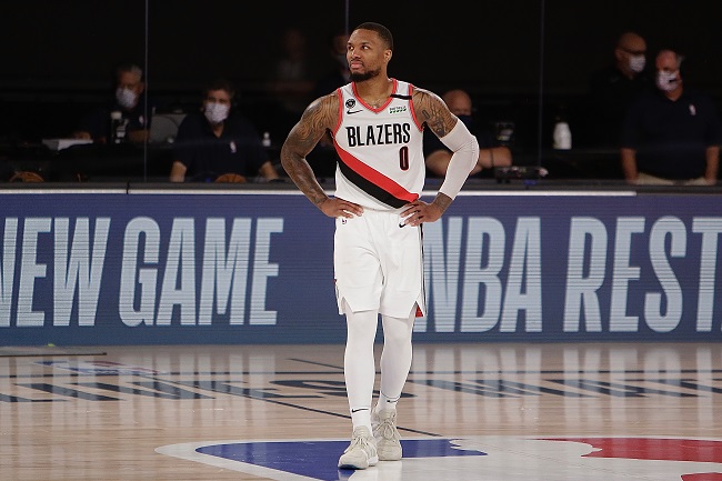 Damian Lillard diz “não” a supertimes – Nós estamos vivendo a era das “uniões” entre astros da NBA. E, nesse cenário, o ídolo do Portland Trail Blazers destoa. De acordo com Sam Amick, do site The Athletic, ele disse “não” a consultas recentes de astros se forçaria trocas para atuar ao lado deles.