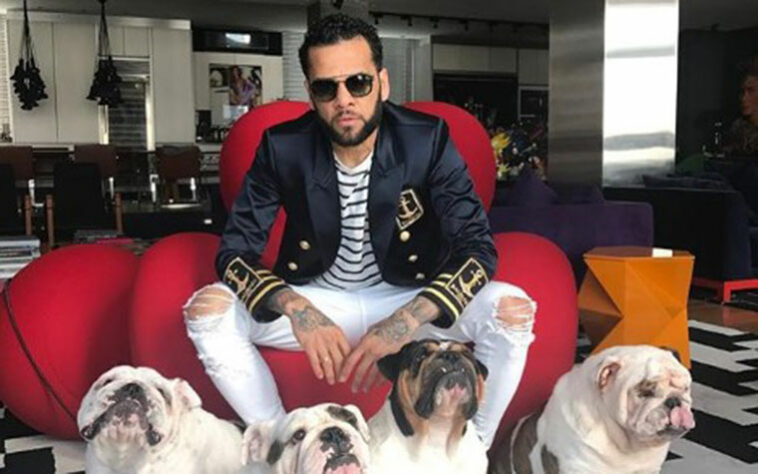 Daniel Alves não chama só atenção pelo seu talento, mas também pelo seu gosto diferenciado em seus ternos.