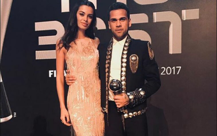 A mulher de Dani Alves, Joana, também entra nessa conta. Após a eliminação do São Paulo no Paulista desse ano para o Mirassol, ela escreveu para o marido em uma resposta do Instagram: “Você é campeão, mesmo que seu ambiente não seja”.