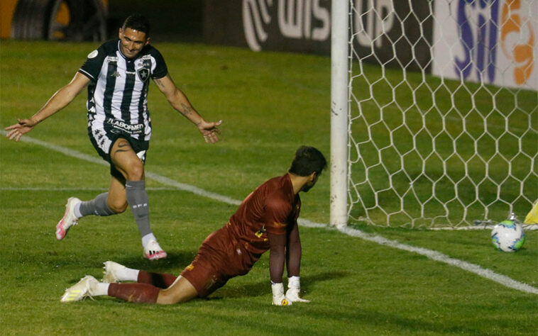 PARANÁ ///// Sobe - Organização. A equipe do Paraná mostrou ser muito bem treinada pelo técnico Allan Aal. Organizada, deu trabalho ao sistema defensivo do Botafogo com trocas de passes rápidas. ////// Desce - Faltou pontaria. O Paraná colecionou chances perdidas durante a partida, principalmente na primeira etapa. O ataque da equipe da casa não conseguiu aproveitar as boas chances criadas e acabou eliminado.