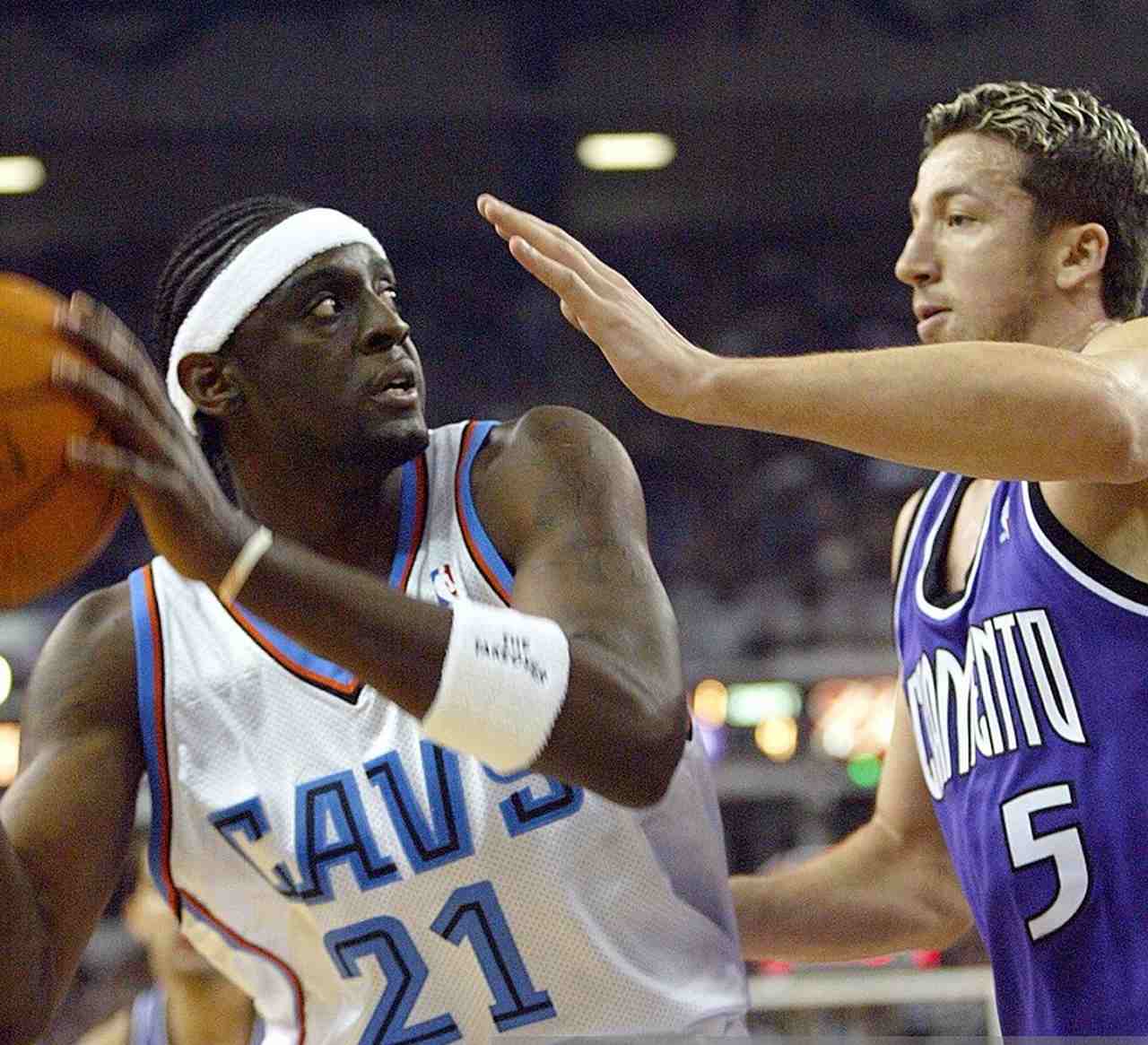 9- Darius Miles – 446 jogos, 10.1 pontos, 4.9 rebotes, 1.1 bloqueio, 59.0 FT%. Parecia ser um jogador diferente. Bem, de certa forma, foi. Enquanto Lamar Odom e Elton Brand tiveram carreiras sólidas, Miles foi uma decepção. Seu jogo não encaixou na NBA. Tinha um atleticismo invejável, ajudava na defesa, mas não tinha arremesso e as lesões sempre atrapalharam