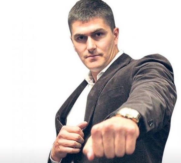 12- Darko Milicic – 468 jogos, 6.0 pontos, 4.2 rebotes, 1.3 bloqueio, 18.5 minutos. Segunda escolha do draft de 2003, aquele que teve LeBron James, Dwyane Wade e Chris Bosh, Milicic não foi lá um grande jogador. Ele foi titular em 208 jogos na NBA, passando por cinco equipes. Virou lutador