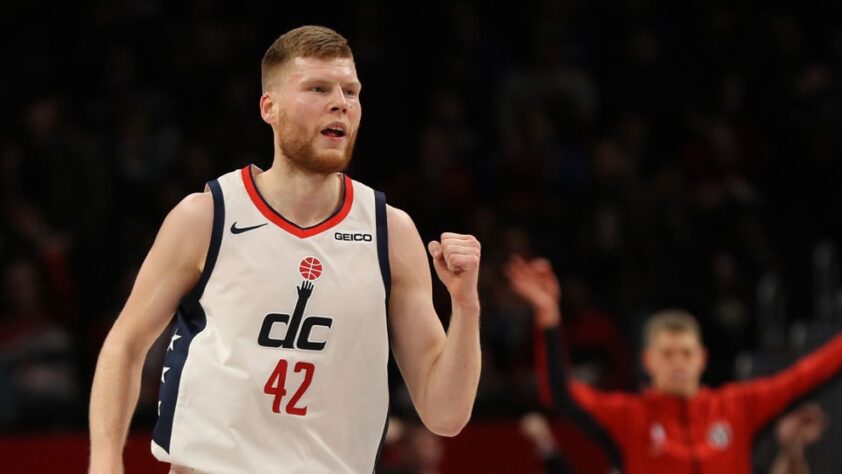 Wizards enfrentará concorrência por Davis Bertans – O Washington Wizards já afirmou que a permanência do ala-pivô é prioridade na agência livre. Terá que lutar para isso, porém. Segundo Chase Hughes, da rede NBC Sports, New York Knicks, Atlanta Hawks e Phoenix Suns querem contratar o arremessador. 