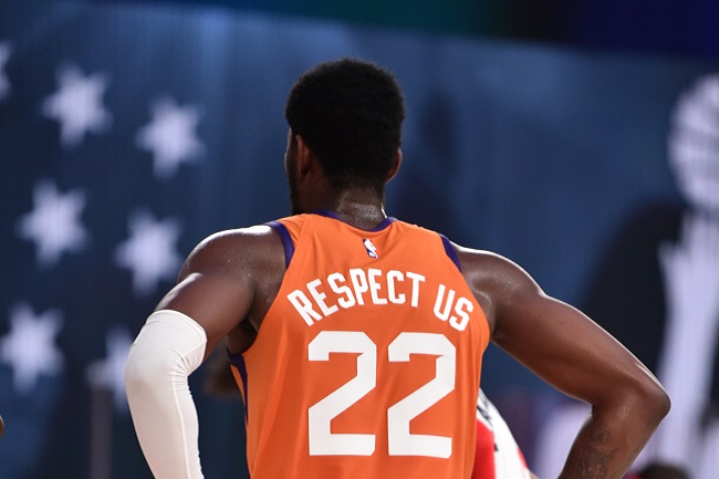 O pivô Deandre Ayton (Phoenix Suns) saiu de quadra com um duplo-duplo ao somar 24 pontos e 12 rebotes no triunfo sobre o Washington Wizards. O segundanista acertou 11 dos 14 arremessos tentados, sendo dois em três de três pontos. Até o jogo de sexta-feira, Ayton havia arremessado apenas sete vezes de longa distância na carreira, errando todas