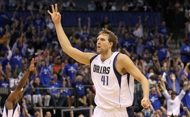 14 - DIRK NOWITZKI: Apesar de ter atuado na mesma posição de Bird, o alemão pode ser considerado o primeiro grandalhão da lista, graças aos seus 2,13m de altura. O maior ídolo da história do Dallas Mavericks angariou um aproveitamento de 38% nos arremessos de três pontos e ocupa o 11º lugar em bolas convertidas na NBA