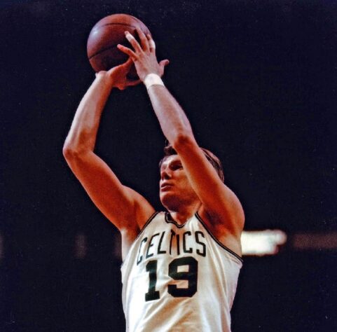 17- Don Nelson (cinco títulos): O ex-jogador do Boston Celtics, que teve o seu número (19) retirado pela franquia venceu cinco títulos com a equipe de Massachusetts. Após se aposentar das quadras, Nelson foi para a beira da quadra, onde se tornou o treinador com o maior número de vitórias na NBA.