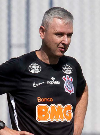 Tiago Nunes: O Corinthians demitiu o técnico Tiago Nunes no dia 11 de setembro, após uma derrota do time para o arquirrival Palmeiras. O treinador de 40 anos se destacou ao ganhar a Copa do Brasil de 2018 e a Sul-americana de 2019 com o Athletico Paranaense