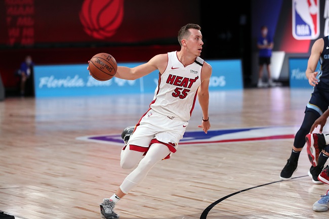 Duncan Robinson (Miami Heat) anotou 12 de seus 17 pontos no primeiro tempo. Robinson arremessou sete de suas nove tentativas de três pontos, convertendo três delas. Na atual temporada, Robinson arremessa quase 84% de longa distância, com aproveitamento que ultrapassa os 44%, um dos melhores da liga