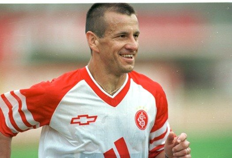 Dunga (Internacional) - Revelado no Colorado em 1983, Dunga passou por grandes clubes brasileiros e internacionais. Em 1999, retornou ao Internacional, onde encerrou sua carreira. 