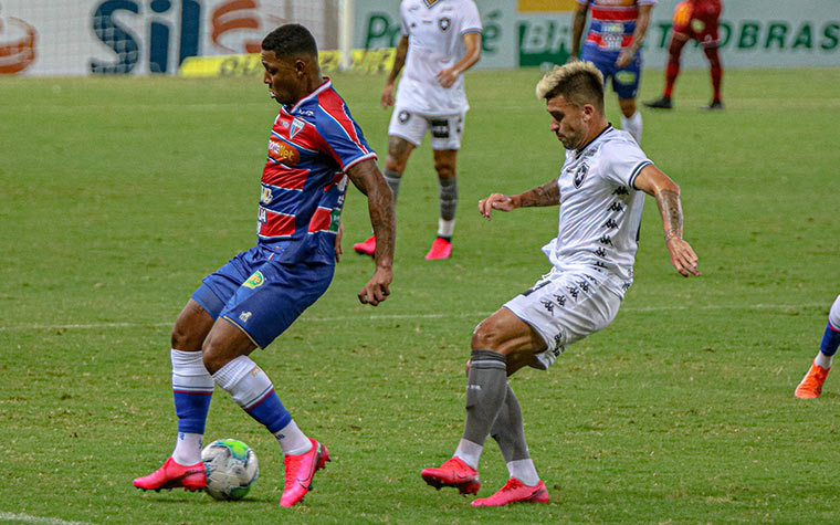 Fortaleza - Sobe - Yuri César entrou no segundo tempo e deu outra dinâmica para a equipe. Deu a chance para Romarinho balançar a rede, mas estava em posição de impedimento, o que anulou a jogada. Wellington Paulista, outro que foi lançado pelo técnico Rogério Ceni na etapa final, levou perigo a Gatito Fernández em duas ocasiões./////////// Desce - Edson Cariús, Osvaldo e David não conseguiram incomodar Gatito Fernández, num primeiro tempo em que o ataque do Fortaleza não funcionou bem. No segundo tempo, David ainda perdeu uma das chances mais claras da equipe, quando cabeceou para fora.