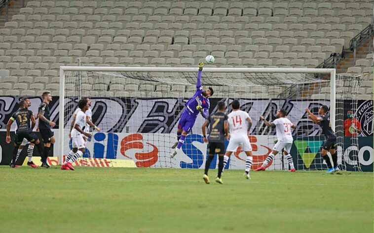 O Vasco realmente começou com tudo o Campeonato Brasileiro! Nesta quinta, o time treinado por Ramon Menezes deu mais uma demonstração da fase promissora que está vivendo. Com a vitória por 3 a 0 fora de casa contra o Ceará, o Cruz-Maltino assumiu a liderança da competição, com nove pontos, ao lado de Inter e Atlético-MG, mas levando vantagem no saldo de gols. Solidez na defesa e eficiência no ataque foram os segredos. Confira as notas do LANCE! (Por Fernanda Teixeira - fernandaisabel@lancenet.com.br)