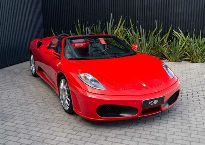 Quem também tem uma coleção de carros é o argentino Lionel Messi. Um de seus principais carros é sua Ferrari F430 Spider.