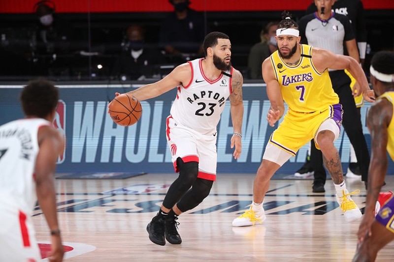 Fred VanVleet (Toronto Raptors) foi muito bem no triunfo sobre o Los Angeles Lakers na noite de sábado. O ala-armador produziu 13 pontos, 11 assistências e cinco rebotes nos 40 minutos que ficou em quadra. Recuperado de lesão, VanVleet começou a partida organizando o ataque, mas deixou o seu melhor para o final, com cestas de três