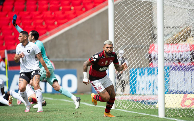 O Botafogo é outro rival tradicional que o camisa 9 gosta de enfrentar: já fez três gols em clássicos.