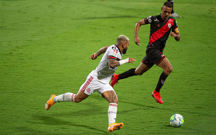 O Flamengo teve uma noite para esquecer no Estádio Olímpico, em Goiânia, nesta quarta-feira. Em partida na qual o técnico Domènec Torrent implementou mudanças, a equipe tropeçou em erros e foi derrotada por um aguerrido Atlético-GO, que estreou no Brasileirão vencendo por 3 a 0. Veja as notas do Fla agora (Por Vinícius Faustini - faustini@lancenet.com.br)