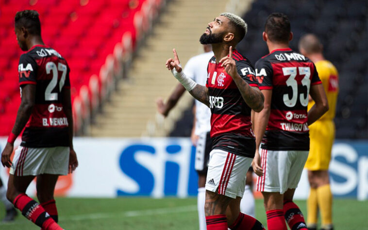 O Flamengo ainda não empolgou na versão com seu novo treinador, mas conseguiu arrancar o empate nos acréscimos diante do Botafogo, neste domingo, no Maracanã. Gabigol deixou tudo igual no último lance da partida (1 a 1). Ainda assim, três jogadores estiveram rendimentos melhores na equipe de Domènec Torrent: Filipe Luis, Pedro Rocha e Thiago Maia, que entrou na etapa final. Confira, na sequência, as notas do LANCE! (Por Sergio Santana - sergiosantana@lancenet.com.br).