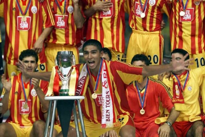 Galatasaray - 2000 - O Galatasaray venceu a Europa League (1999/00) e também a Supercopa da UEFA (2000). Além das duas taças, os Aslanlar ainda conquistaram o campeonato e a copa do país naquele ano.