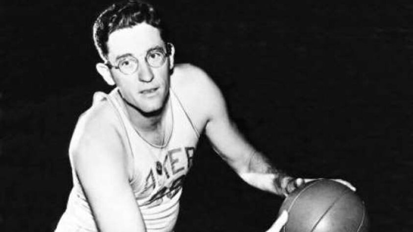 14- George Mikan (cinco títulos): Foi o primeiro super astro da história da NBA. Mikan revolucionou o basquete com os seus 2,08 metros de altura. Foi pentacampeão com o Minneapolis Lakers entre as décadas de 40 e 50. 