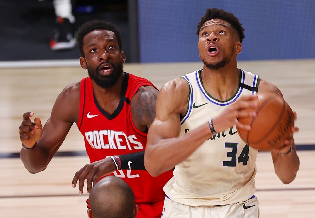 20 - GIANNIS ANTETOKOUNMPO (52 PONTOS) – Em partida válida pela temporada regular de 2018-2019, o Milwaukee Bucks travou uma batalha épica contra o Philadephia 76ers na Pensilvânia. O time de Wisconsin acabou saindo derrotado, em um placar apertado de 130 a 125, mas o destaque do jogo ficou por conta de Giannis Antetokounmpo, que fez 52 pontos,  seu recorde pessoal.